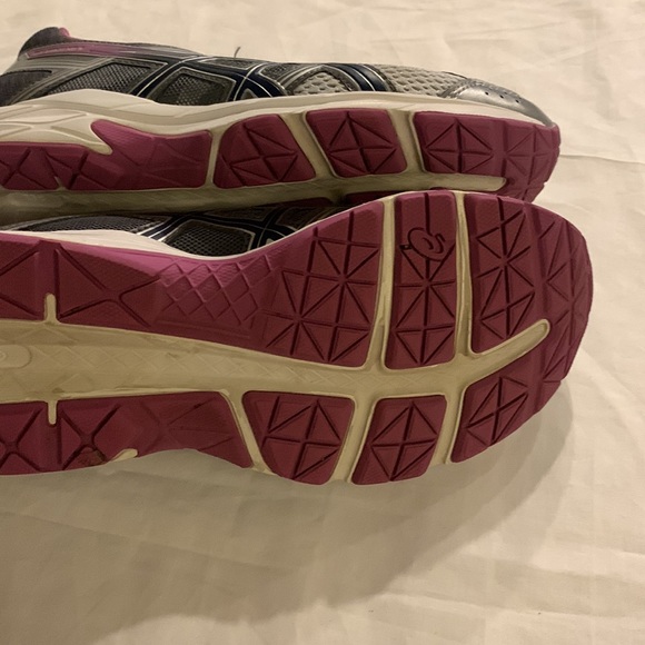 ASICS shoes - Picture 4 of 5